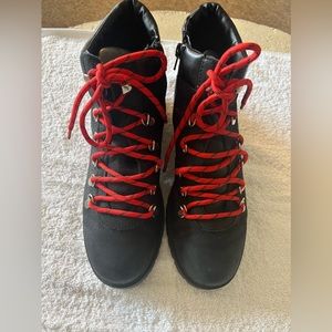 BLACK LEATHER ANKLE BOOTS BY STEVE MADDEN… SIZE 9.5 MEDIUM… GOOD CONDITION.